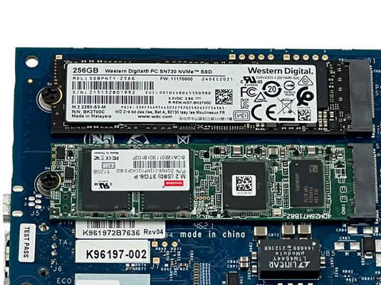 Intel Thundercat3 Test Board + Western Digital 256GB SSD + Innodisk 512GB SSD
